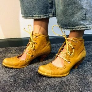 Neosens Yellow heels Sz 38 / 7